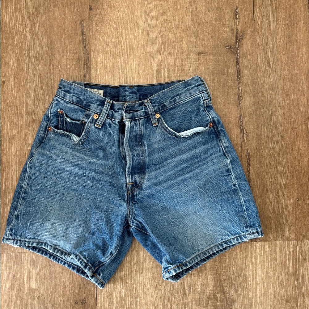 Levi's 501 mid thigh Shorts